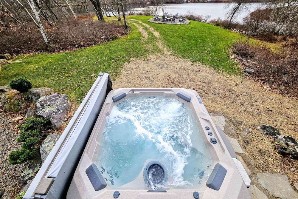 Waterside Haven by Avantstay Lakefront Hot Tub Game Room Fire Pit