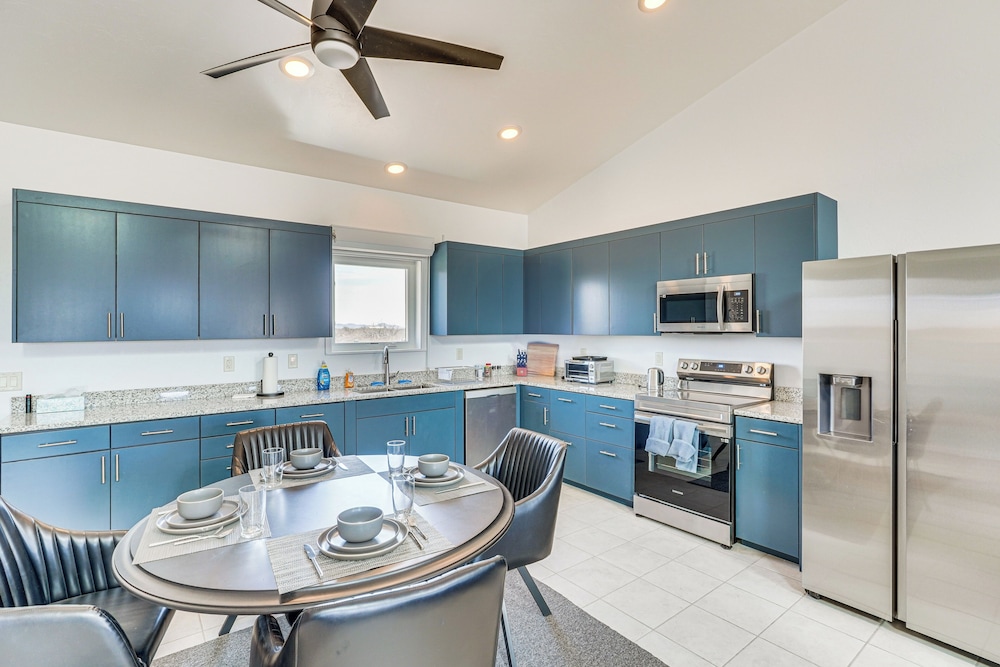 Stargazer's Delight: Mtn-view Pearce Home w/ Deck!