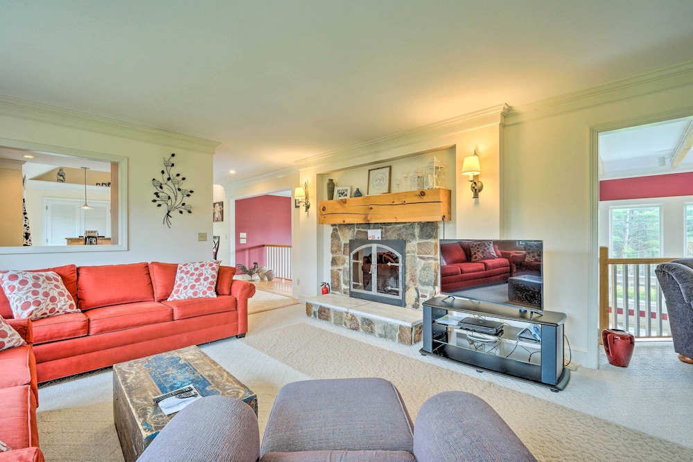 13-acre Manchester Retreat: 13 Miles to Bromley! view 4