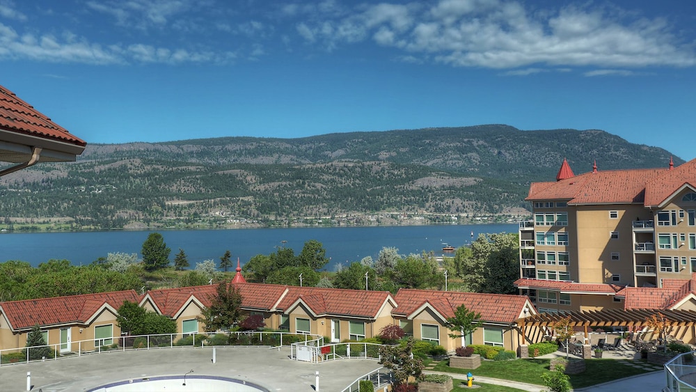 Hotel Discovery Bay by KelownaGo - Image 1