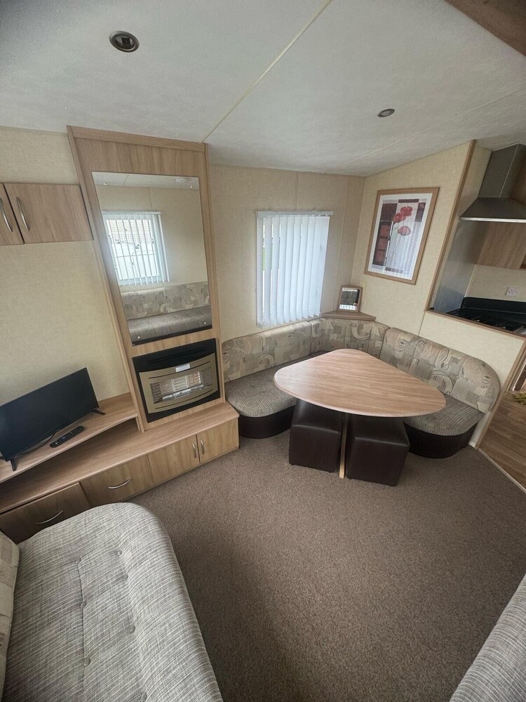3 Bed Caravan - Sleeps 8 - Pets - Parking