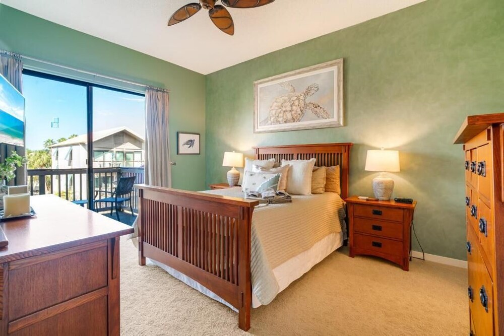 Coastal Lakehouse Condo on Siesta Key Public Beach