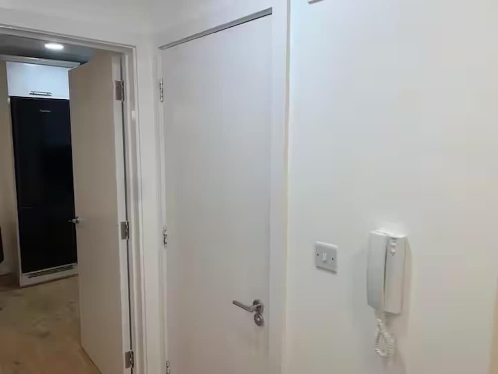 4 Guests - Free Parking - Easy Access to London