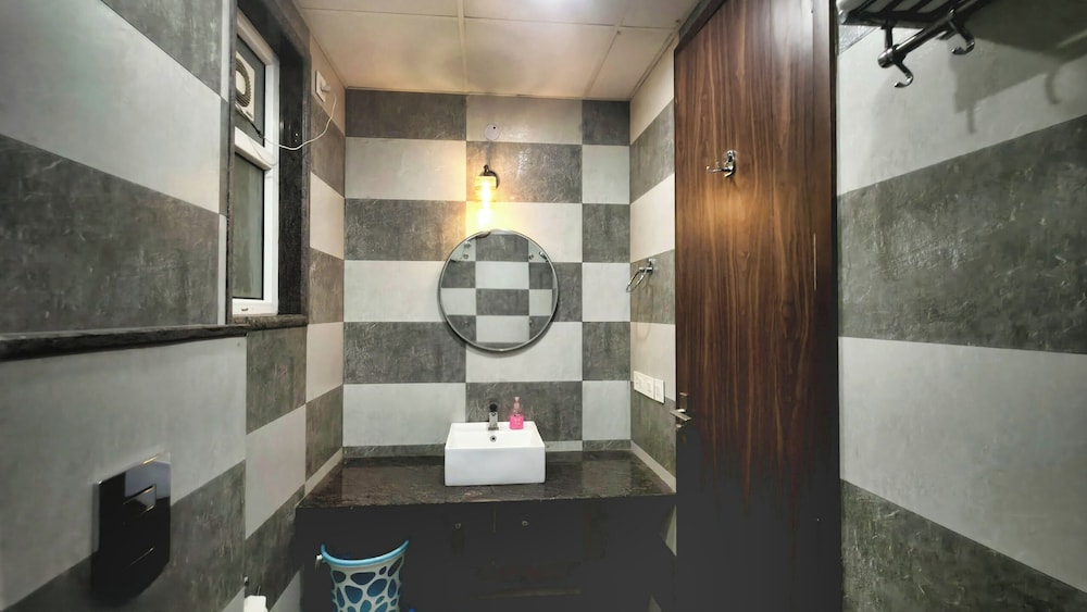 Hotel HomeAste 001 Near Yashobhoomi Convention Center
