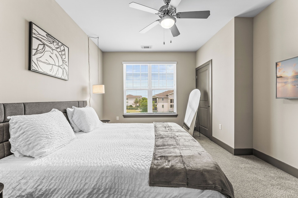 Monarch Apartments 15m to Parks, Pet Friendly, Free Parking by Heavenly Homes