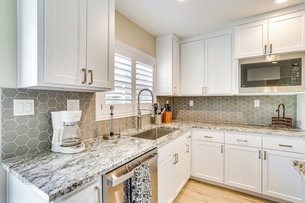 Walk to Park & Aquatic Center: Airy Redding Home!