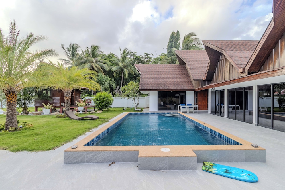 4Br Massive Property Huge Pool V244