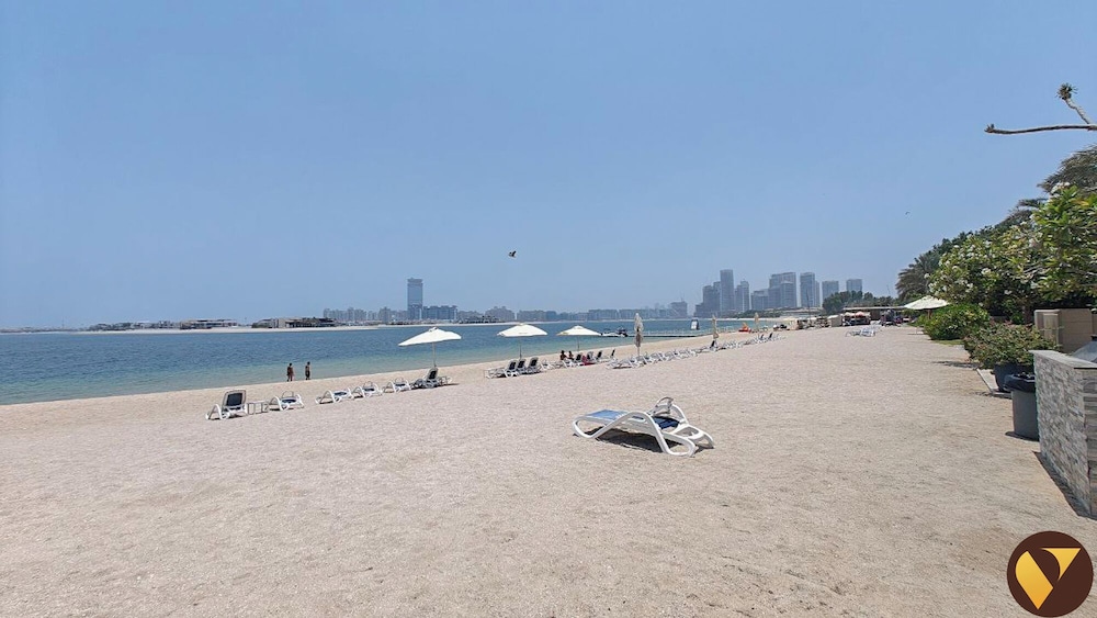 Grandeur Private Beach Walk to Mall