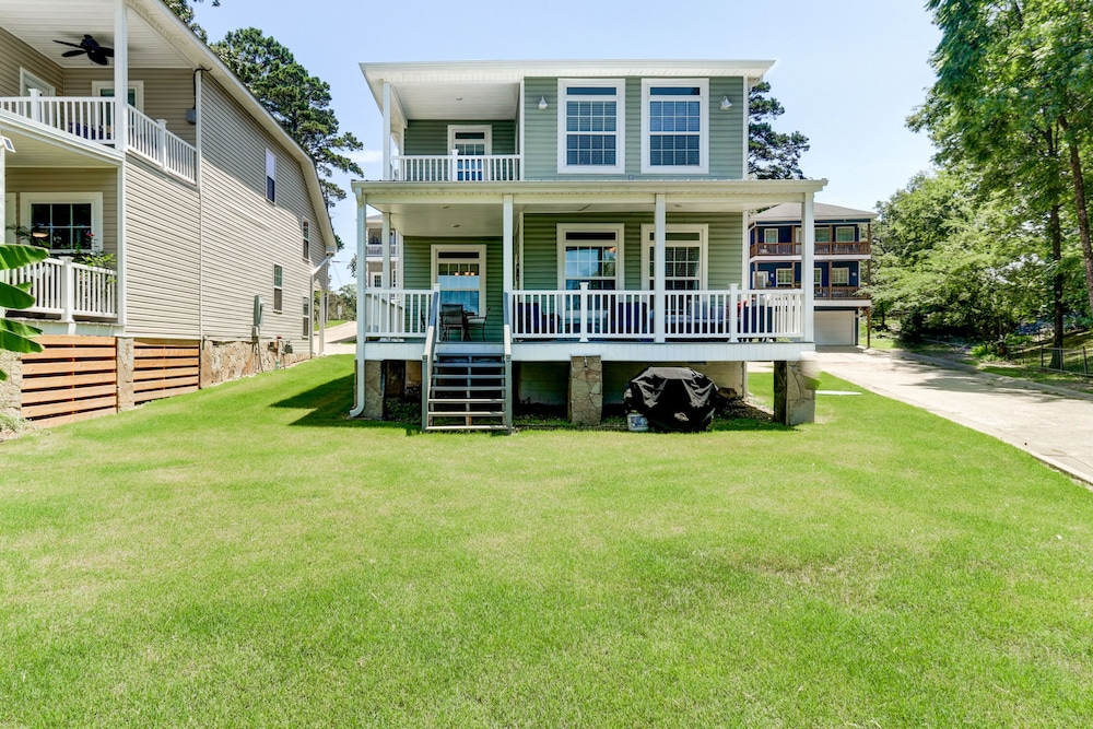 Waterfront Lake Hamilton Getaway w/ Boat Ramp!