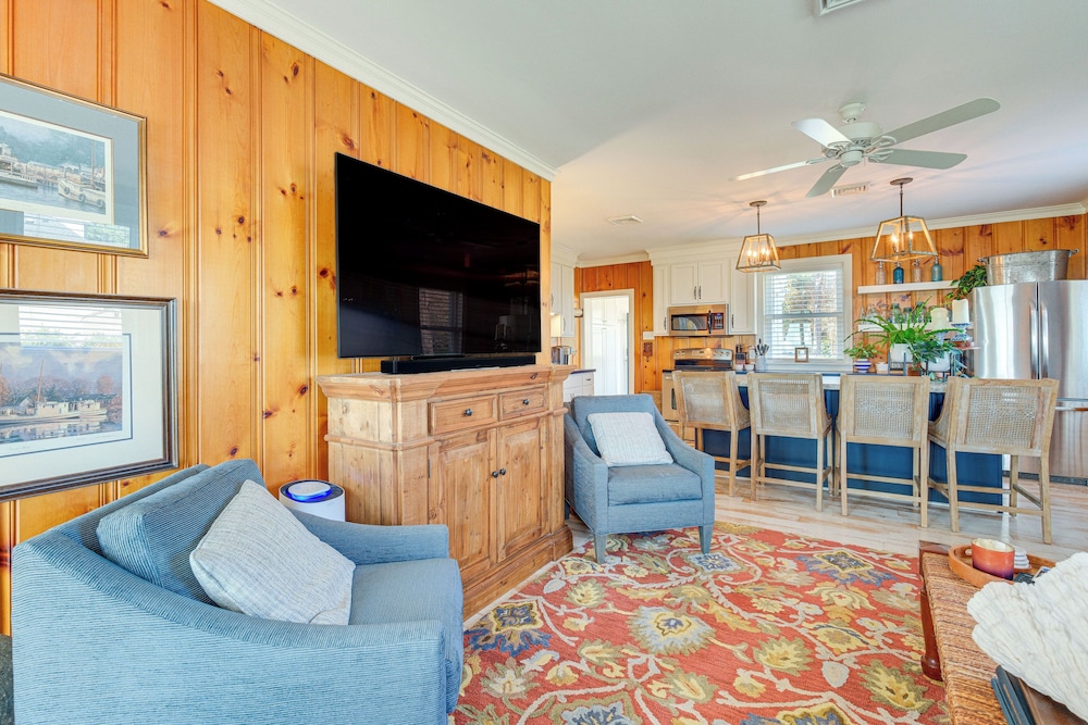 Hot Tub & Dock: Riverfront Cottage in Deltaville