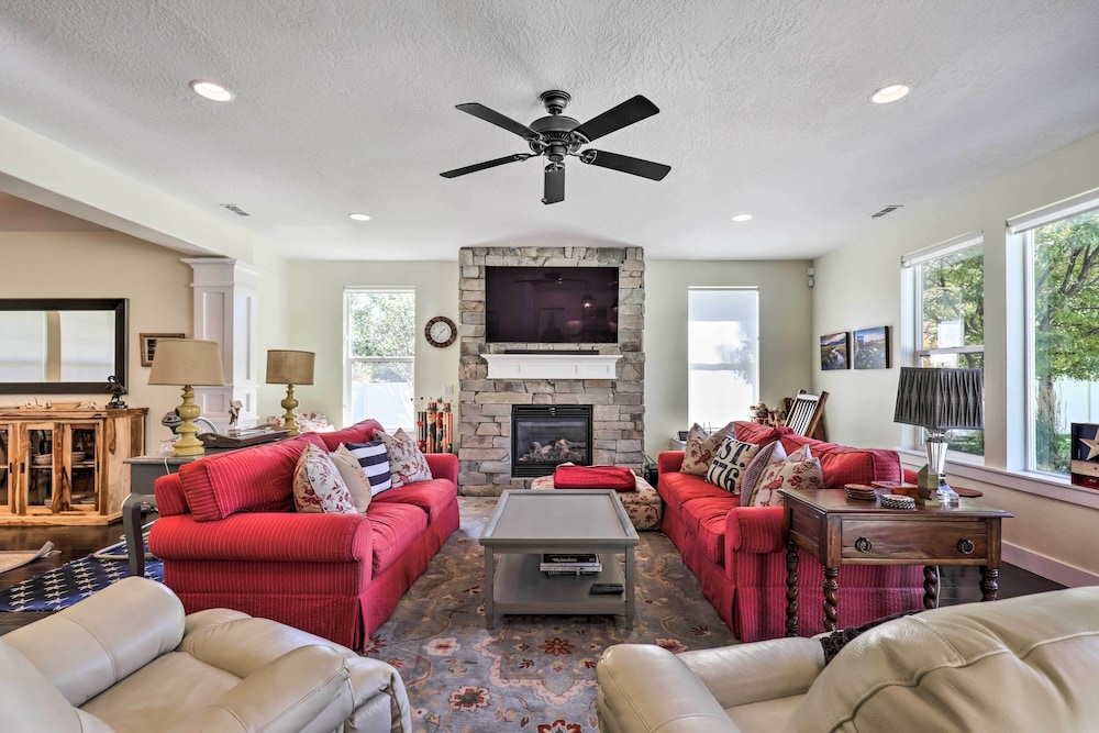 Spacious Midway Home w/ Balcony + Mtn Views! view 5