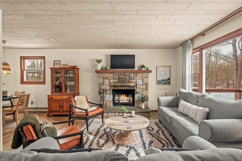 Burrow by Bidwell Cozy Arrowhead Lake Escape With Pools and Outdoor Adventures
