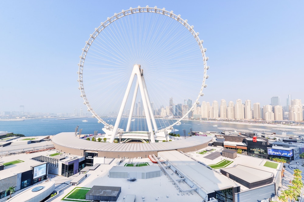 Spectacular 3BR plus 1 - DUBAI EYE view