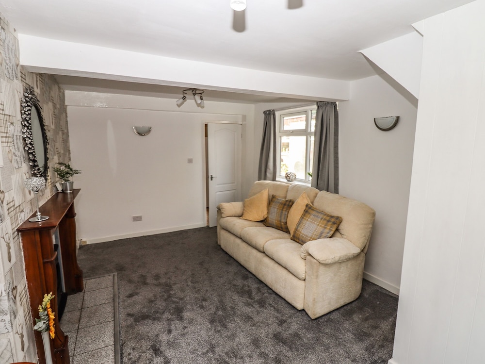 8 Heatons Bridge Road