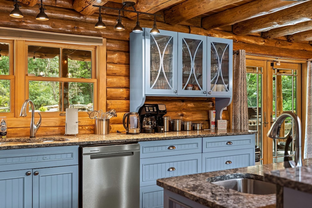 The Bigwood Cabin by Avantstay Hot Tub Firepit Pool Table Private Yard