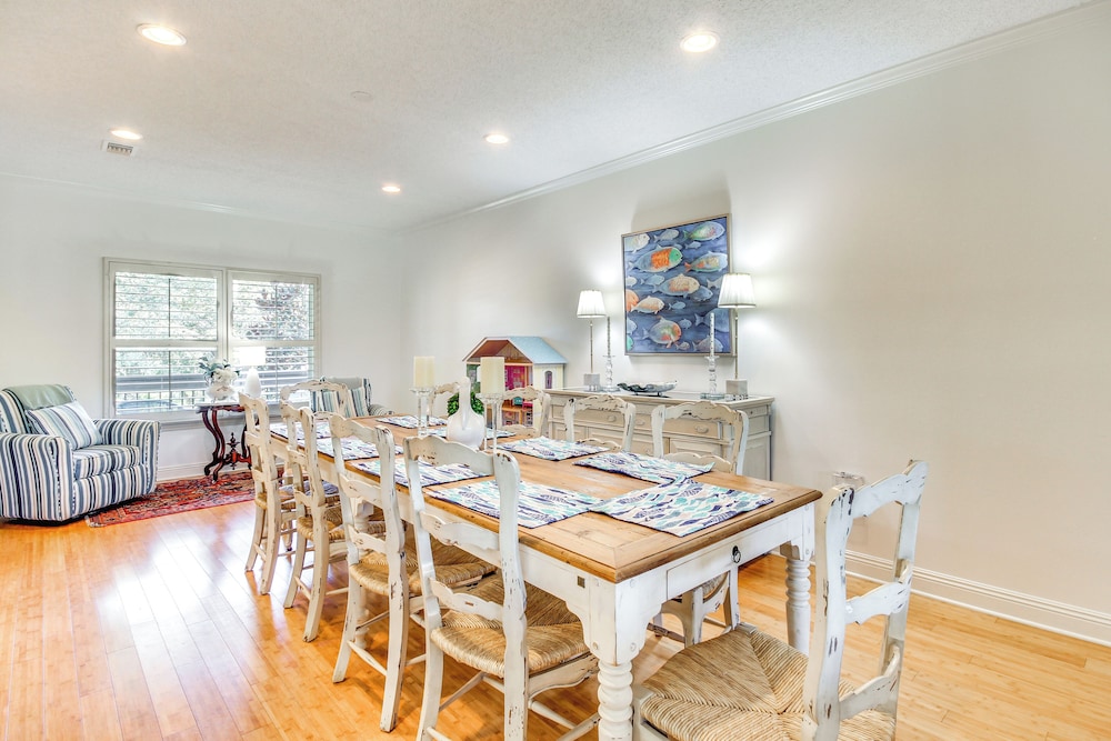 Pool, Fire Pit & Tennis Court: Gem in Bay St Louis