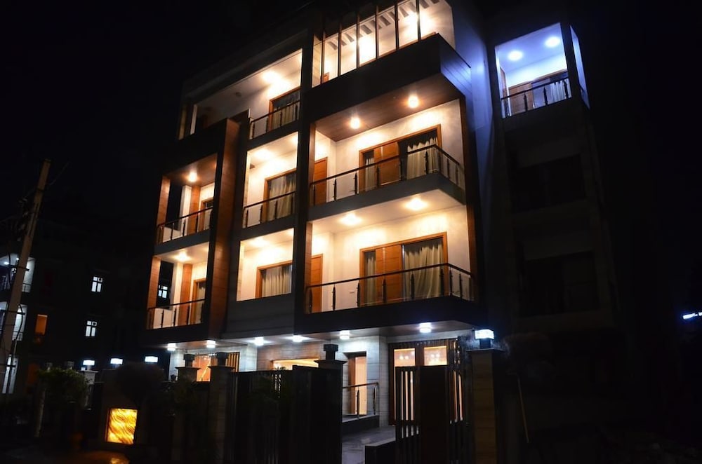 HOTEL PLATINUM PALACE NEAR MEDANTA HOSPITAL SECTOR 38