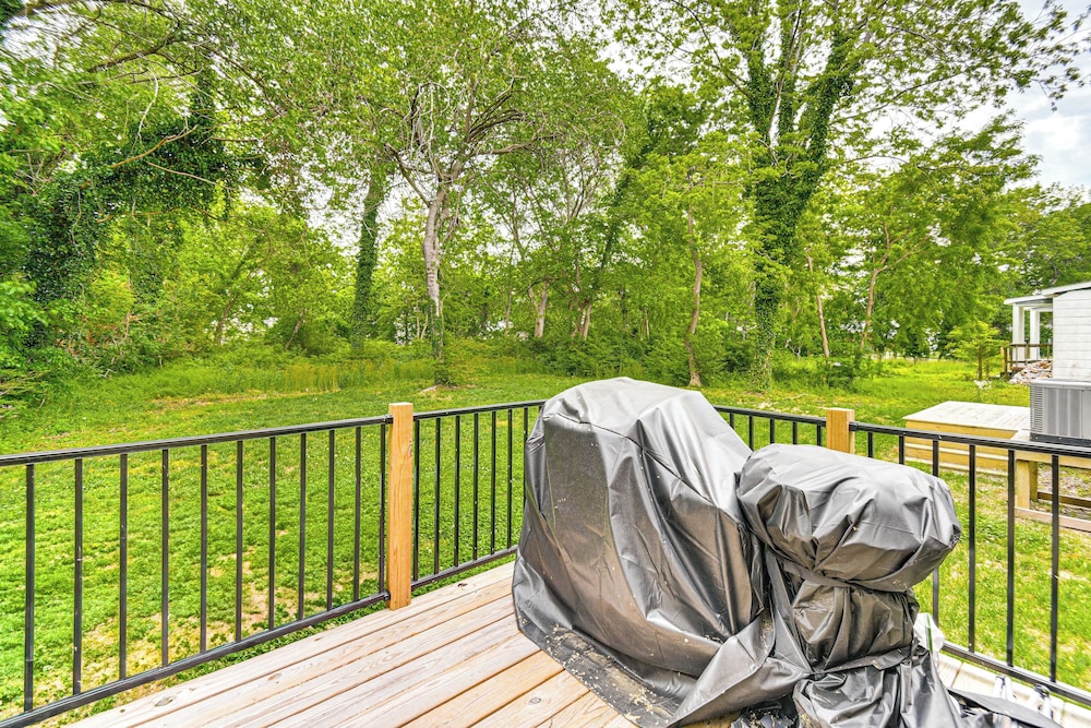 Walk to Dining: Sleek Hampton Home w/ Deck!
