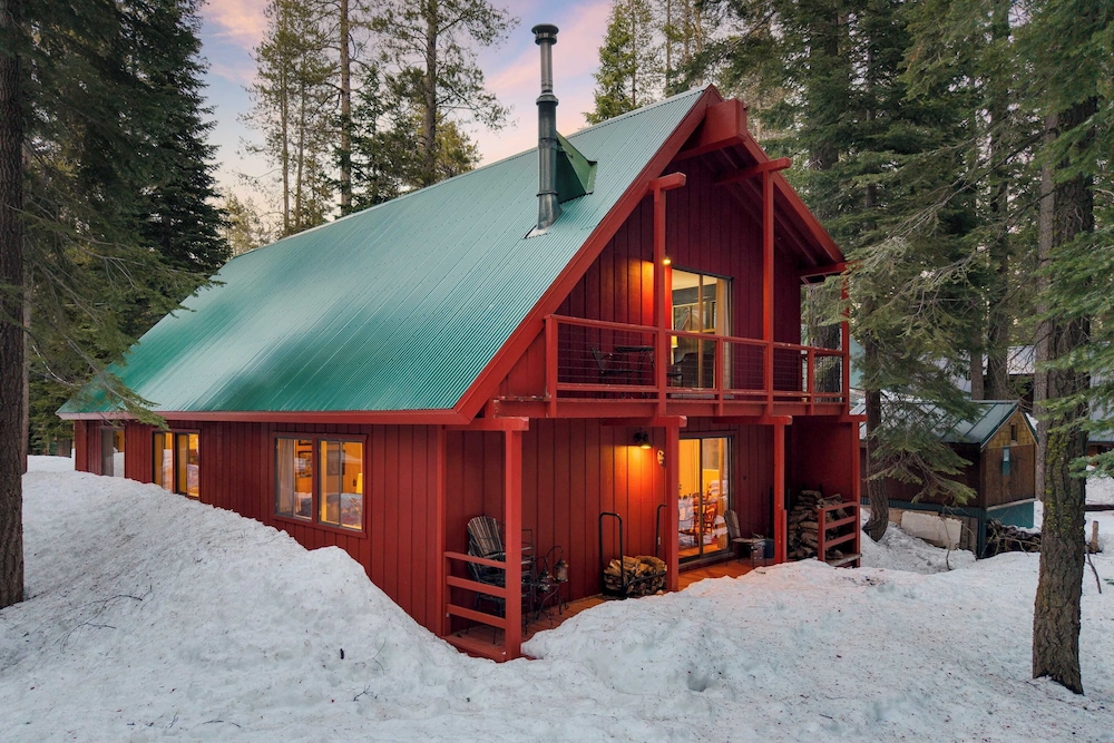 Mountain Cabin w/ Fireplace, Balcony & Easy Ski Access Bear Americana