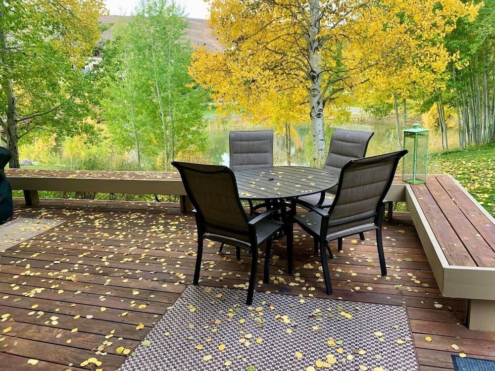 Bonne Vie 2247 Sunny & Spacious 4 Bedroom Condo in the Heart of Elkhorn Village
