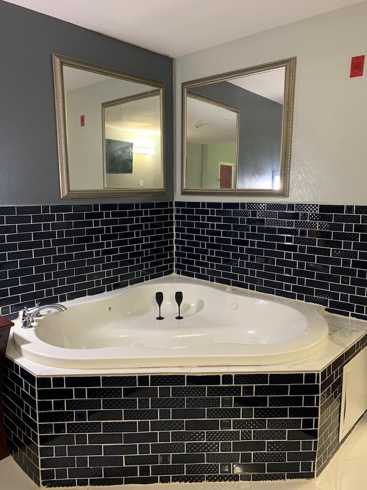 Marianna Vacations - Lake Seminole Inn - Property Image 2