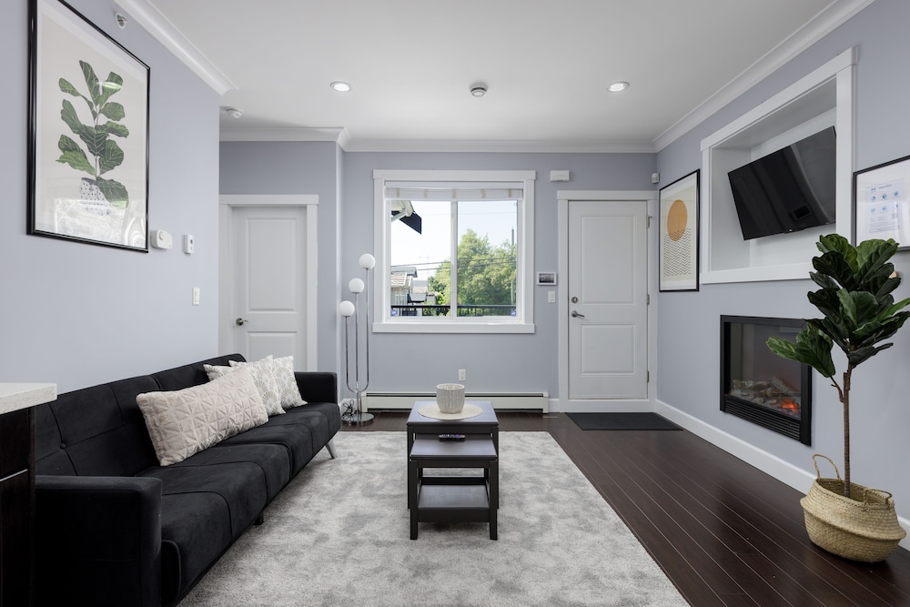 192 East 44th Ave