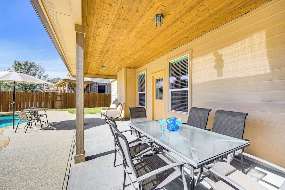 5 Mi to Randolph Afb: Spacious Cibolo Haven!