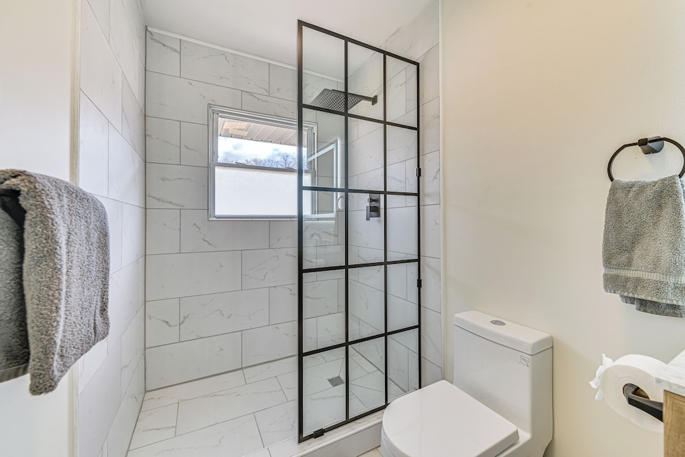 1 Mi to Dtwn: Home w/ Deck in Saratoga Springs