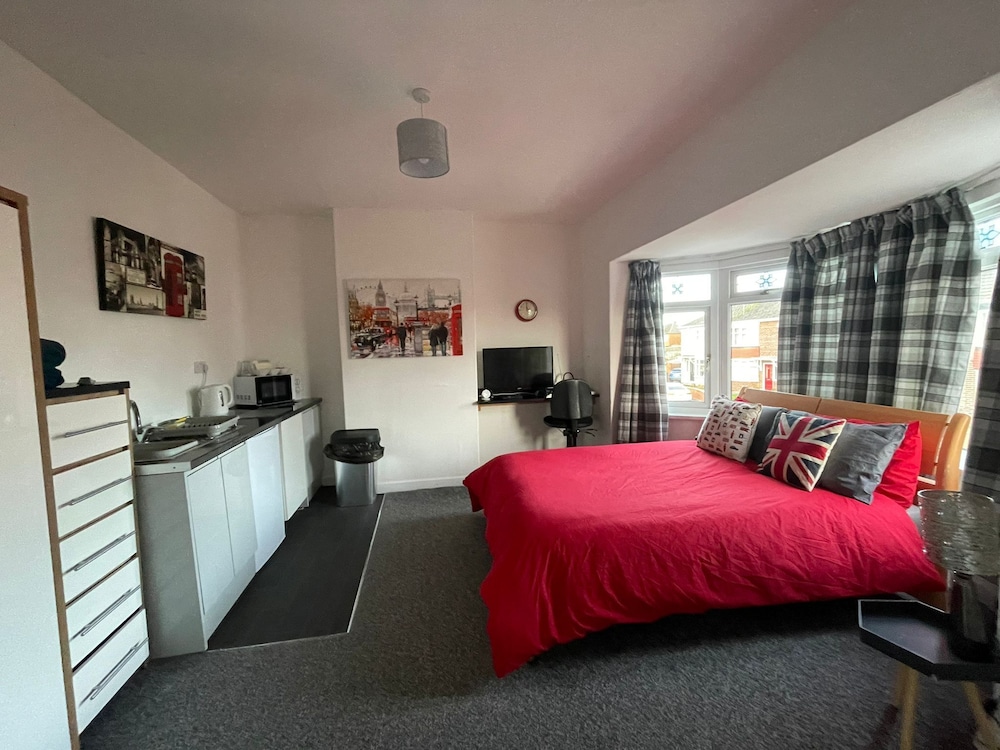 3 Bed House - Sleeps 5 - Wifi, Parking view 4
