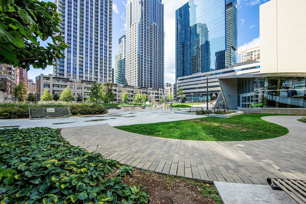 Downtown Toronto 2 Bedroom 2 Bath Suite Near Business District, U of T, Hospital - Image 5