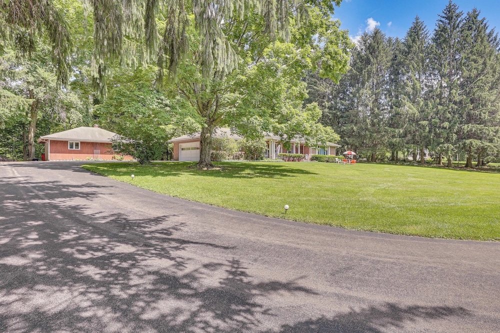 Pet-friendly Grove City Home w/ Lake on 19 Acres!