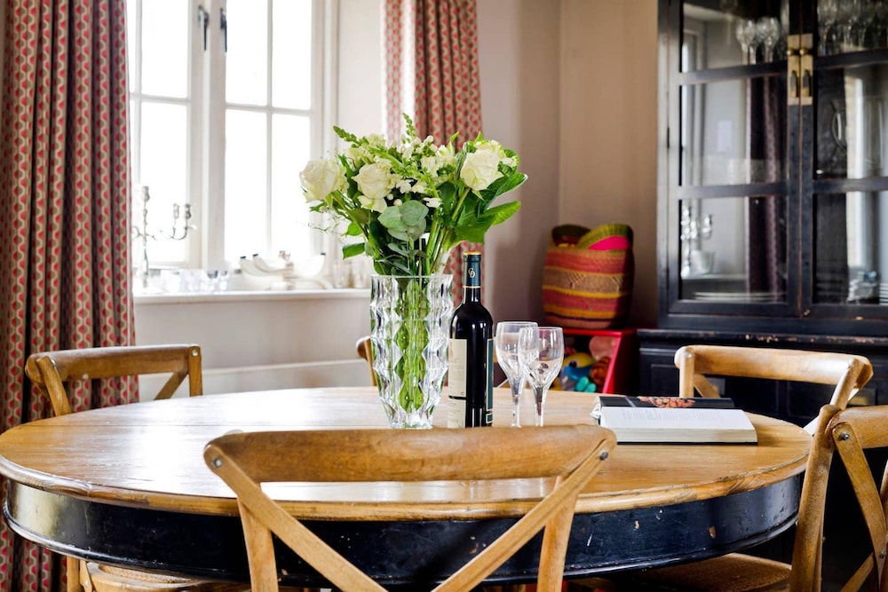 Delightful 3-bed Family Home Bayswater