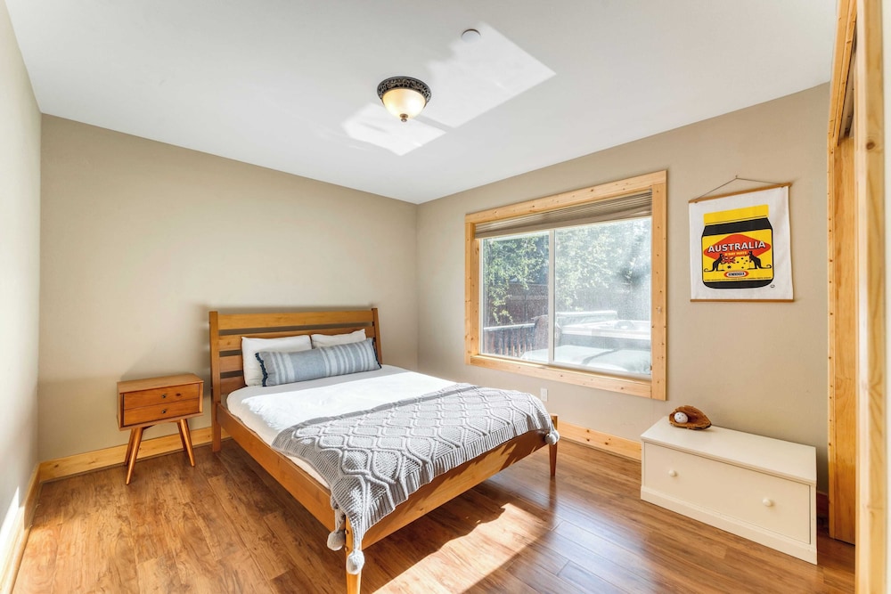 Washoe Chalet by Avantstay Game Room, Hot Tub, Putting Green & Fire Pit