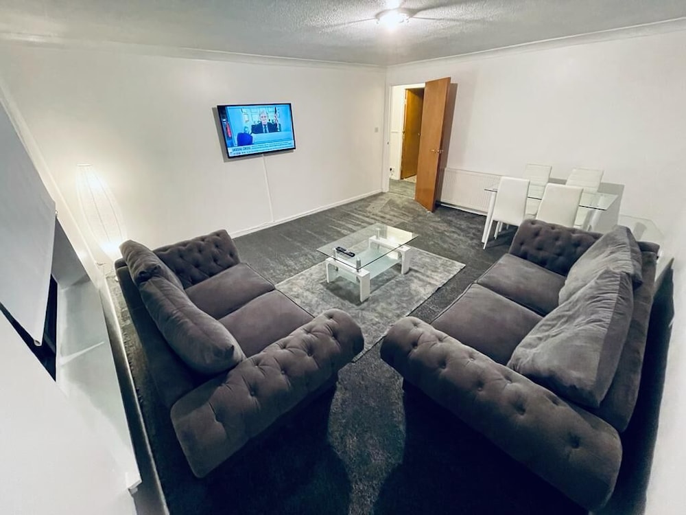 Modern 2 Bedroom Apartment With Free Parking view 4