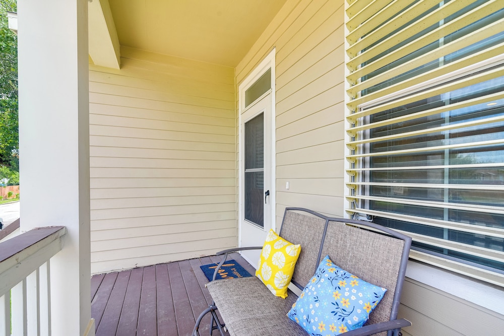 1/2 Mi to Galveston Beach Seawall: Retreat w/ Pool