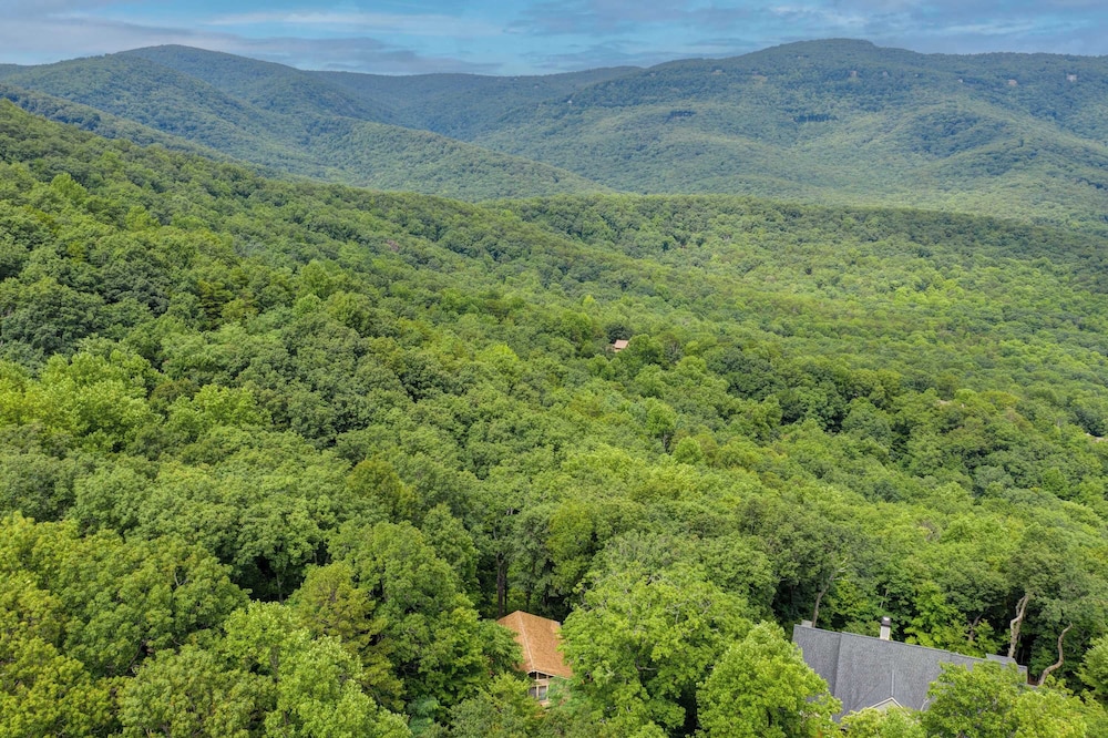 Mountain Views in Private Lake and Golf Community!