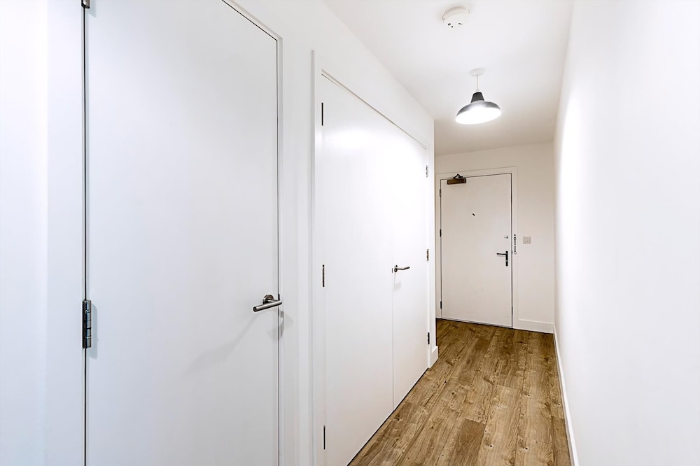 Modern 2-bed Flat With Terraces in Leyton