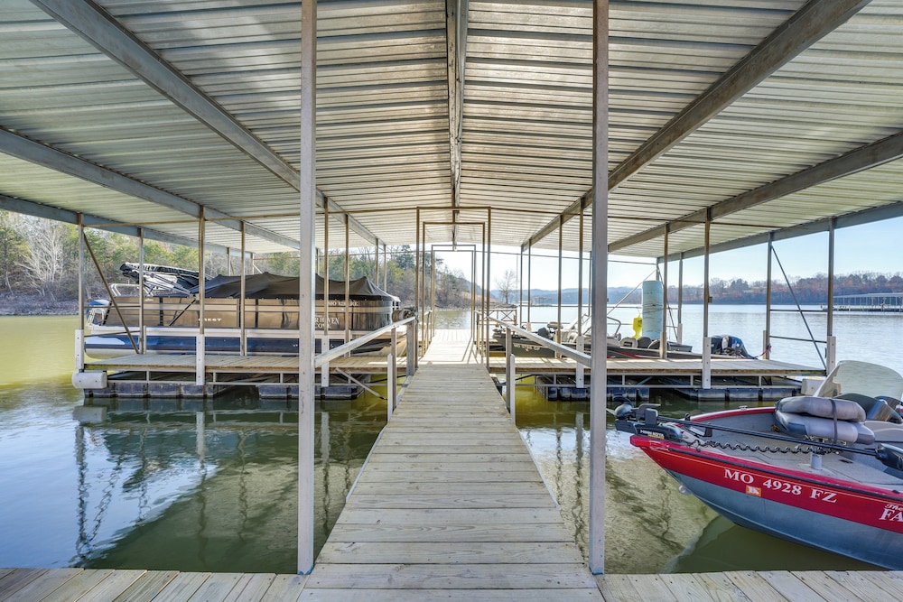 Cozy Table Rock Lake 'boathouse' w/ Pool Access