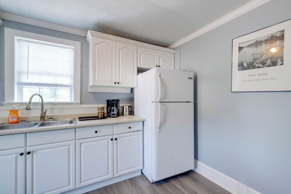 6 Mi to Historic Leesburg: Apt w/ On-site Dining