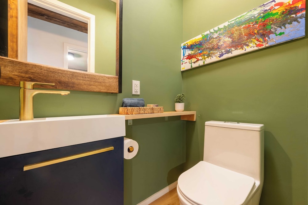 Modern Catskills Escape w/ Open Living, Steam Shower, Fireplace & Hot Tub w/ Mountain Views, Minutes From Woodstock & Trails Suncliff Vista