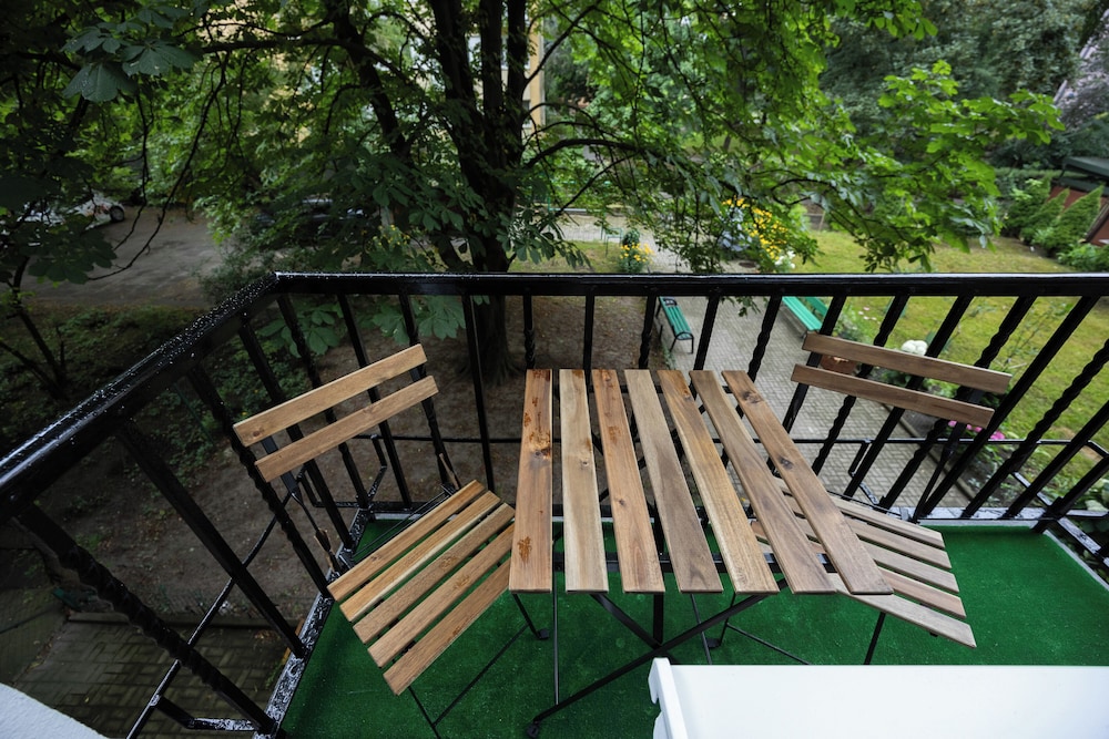 Grójecka Apartment by Renters