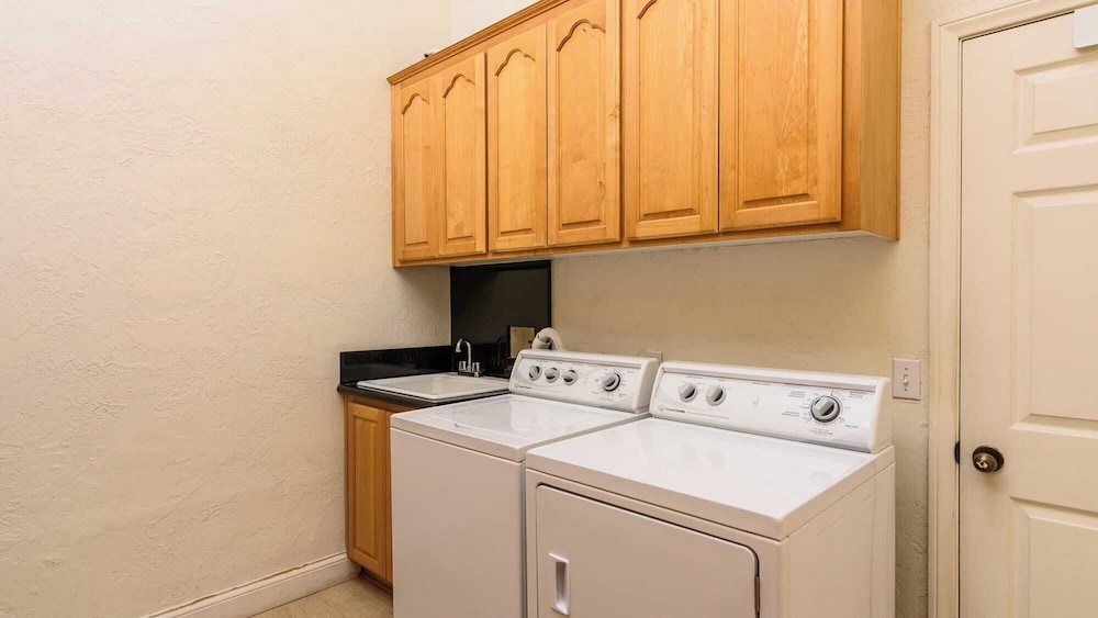 Two Estates w/ Pools, Hot Tubs, Game Rooms, Valley Views & Tennis Court Near Beaches & Wineries