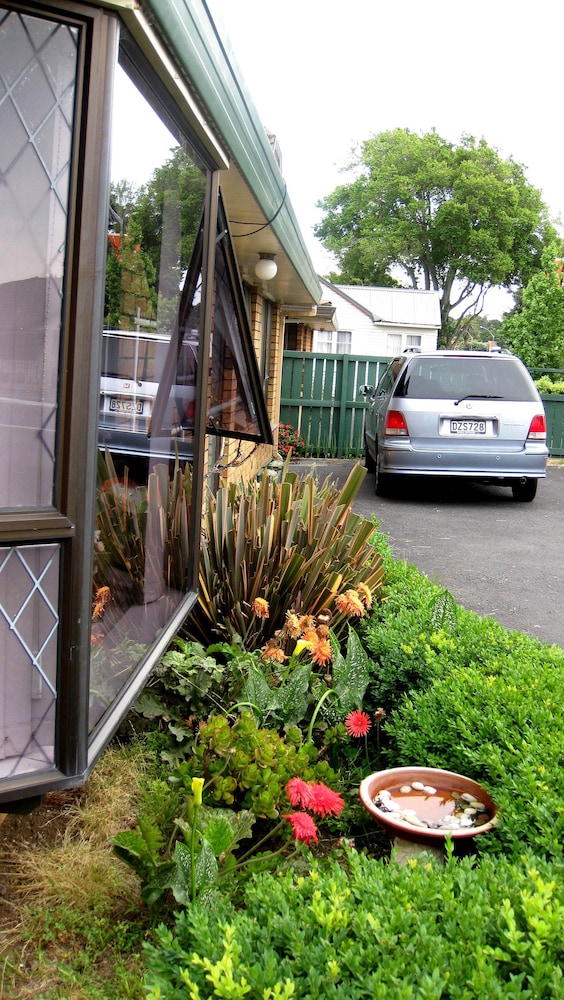 Papakura Monument Motor Lodge