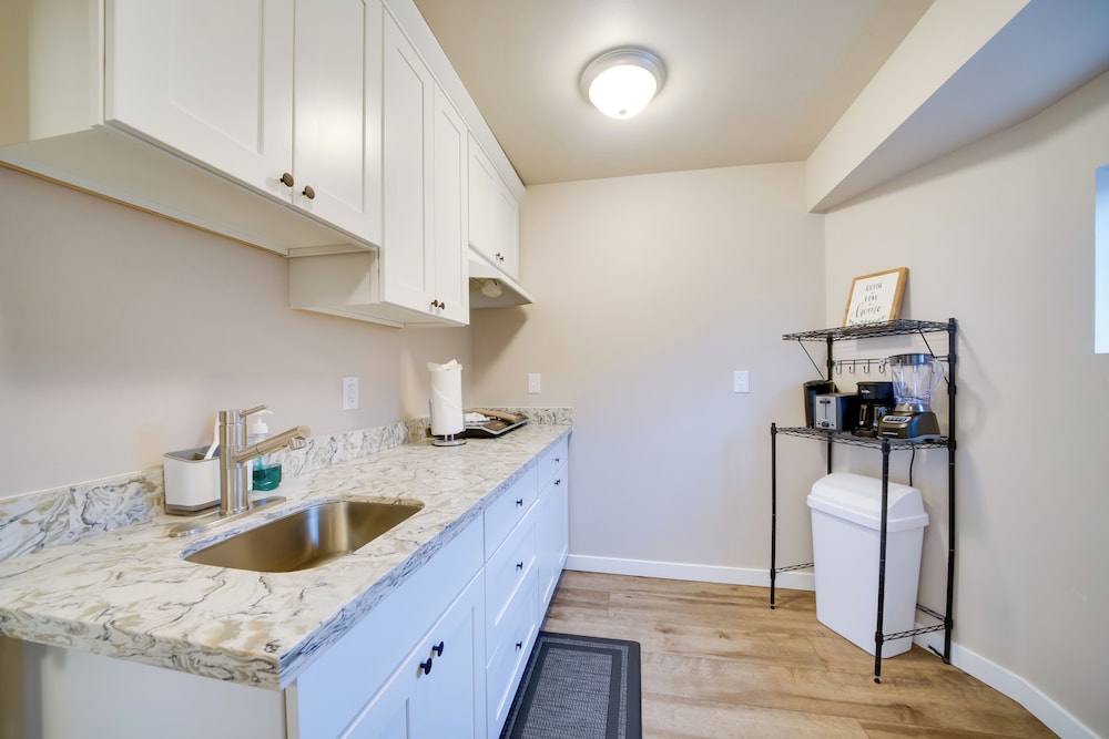 2 Mi to Lumen Field! 2nd-floor Apartment w/ Deck