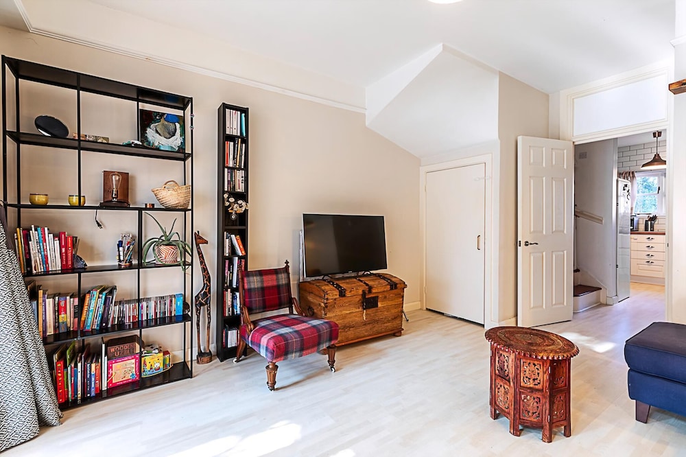 Stylish & Spacious 3-bed Home in Vibrant Bow
