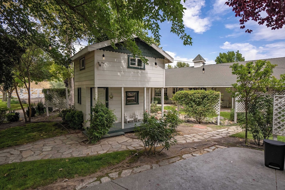 Victorian Manor In Paso Robles Wine Country + Pool, Hot Tub, Firepit, Tennis Court Sleeps 28