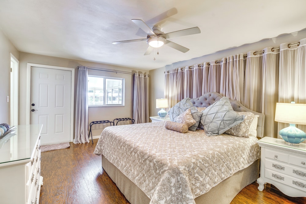 Centrally Located Cocoa Beach Haven: Walk to Shore