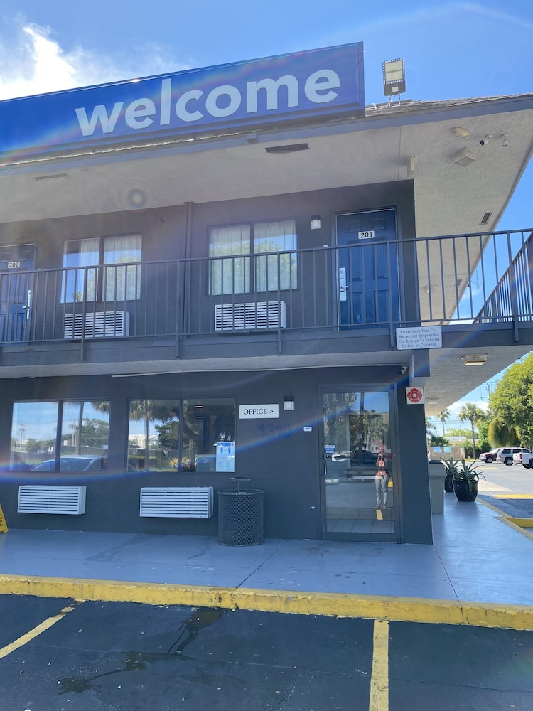 Motel 6 Lantana, FL