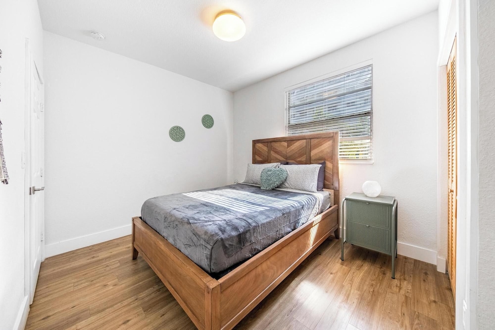 Retro Miami Getaway With Free Parking 1 Minute From Beach
