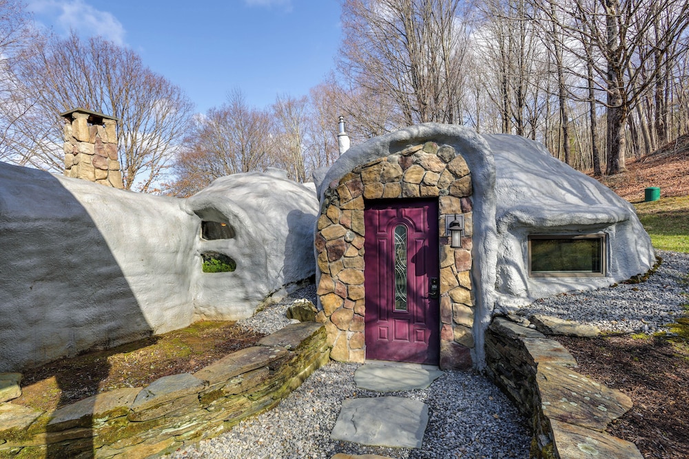 < 6 Mi to Arlington: 'whimsical Stone Abode!'